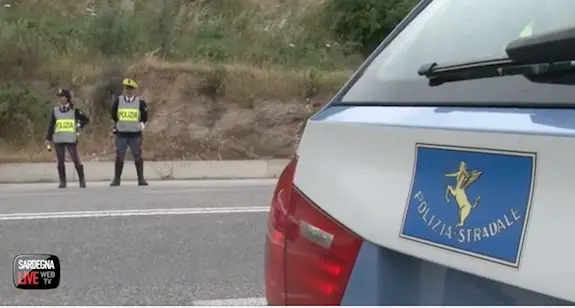 Carro funebre senza assicurazione: scortato dalla Polizia fino in chiesa per consentire la celebrazione del funerale