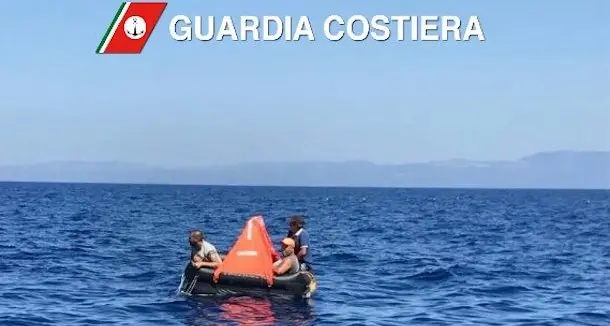 La barca sta per affondare: tre pescatori salvati dalla Guardia Costiera