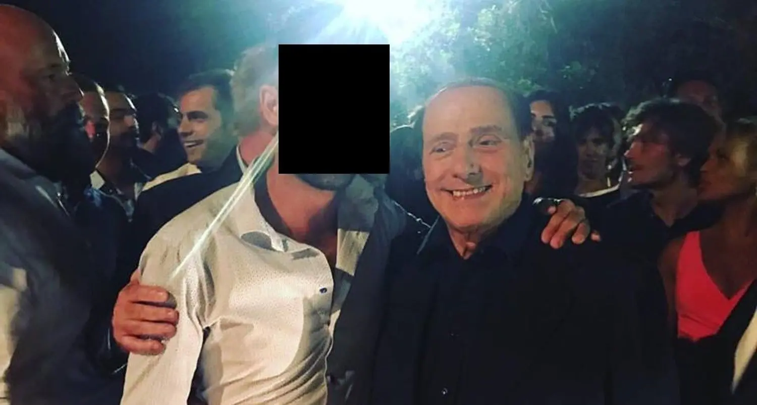 Silvio Berlusconi torna in pista in Costa Smeralda: serata tra i fan a Porto Rotondo