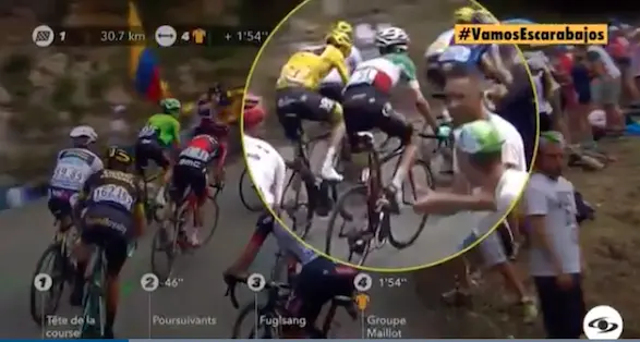 Tour de France, spallata di Froome a Fabio Aru che rischia di finire giù da una scarpata. IL VIDEO