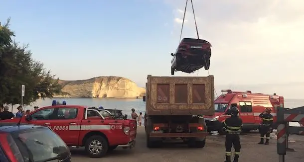 Recuperata l'auto affondata: scongiurato il pericolo di inquinamento