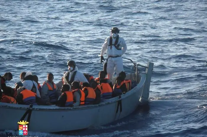 La Marina militare soccorre migranti su barconi in difficolt\\u00E0 nell\\'ambito dell\\'operazione Mare Nostrum. ANSA/ UFFICIO STAMPA MARINA MILITARE  ++ HO - NO SALES, EDITORIAL USE ONLY ++