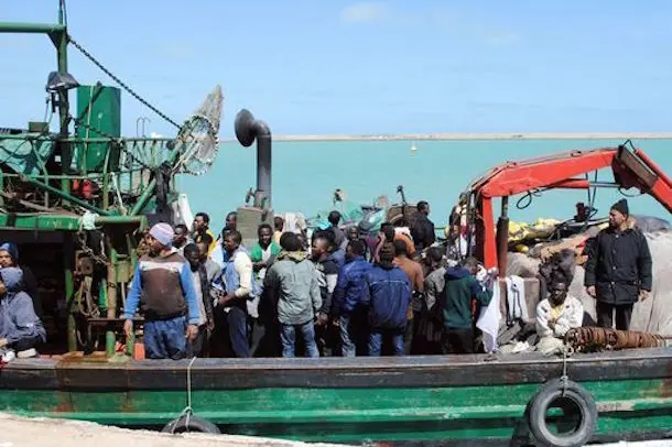 Illegal African migrants arrive at the port in the Tunisian town of Zarzis, some 50 kilometres west of the Libyan border, on March 19, 2015, after Tunisian fishermen rescued 82 African migrants off the coast of the town aboard a makeshift boat bound for the Italian island of Lampedusa. The group were fleeing the conflict in neighbouring Libya. AFP PHOTO / FETHI NASRI\\r\\n