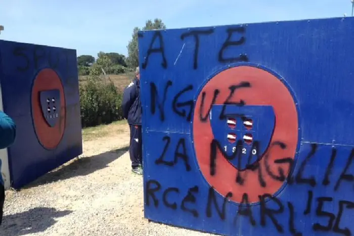 Calcio: Cagliari, scritte spray \\'sputate sangue mercenari\\' \\nSociet\\u00E0 tranquillizza, nessuno scontro fisico ieri con tifosi \\n