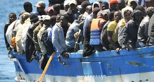 Barcone di migranti affonda nel Canale di Sicilia: si temono 700 morti