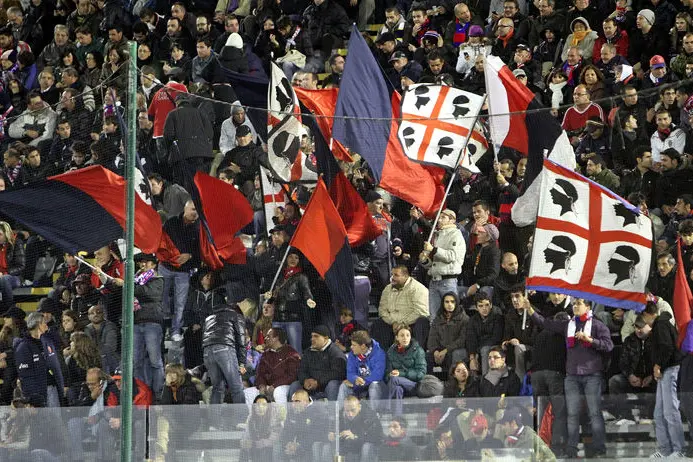 CAGLIARI, ITALY - NOVEMBER 10:  The supporters of Cagliari during the Serie A match between Cagliari and Napoli at Stadio Sant\\'Elia on November 10, 2010 in Cagliari, Italy.  (Photo by Enrico Locci/Getty Images)