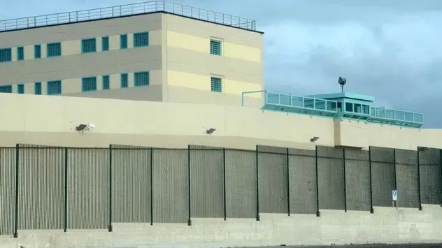 Frutta macerata in cella per produrre alcol: detenuto perquisito aggredisce gli agenti a Bancali