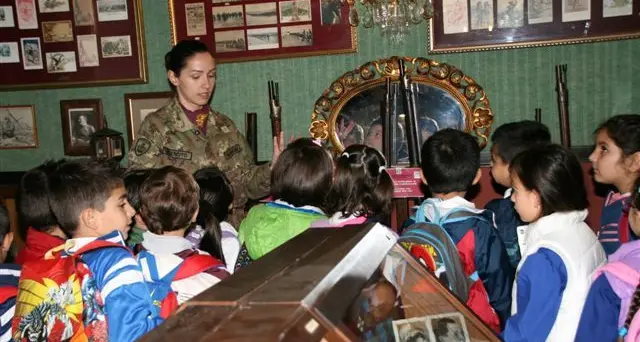 Gli studenti di Narcao in visita alla caserma \"S. Pisano\" sede del 1° Reggimento “Corazzato” e del 3° Reggimento “Bersaglieri” della Brigata “Sassari”