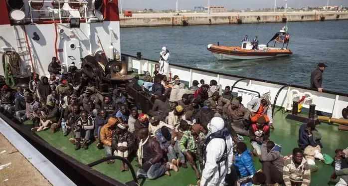 Nave petroliera con 82 migranti in arrivo in Sardegna