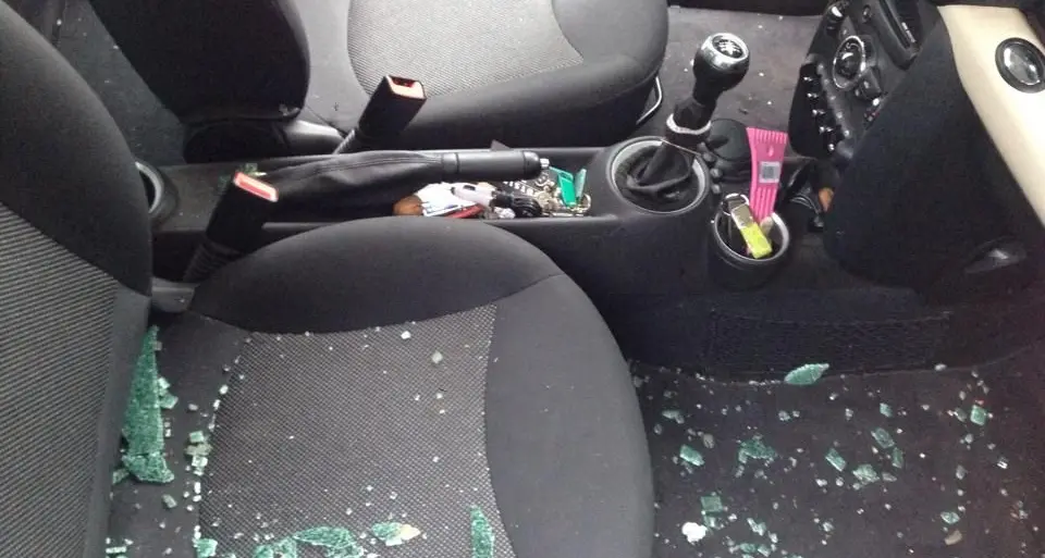 Sassari in mano ai vandali: l'ultima folle moda è sfondare i vetri delle auto