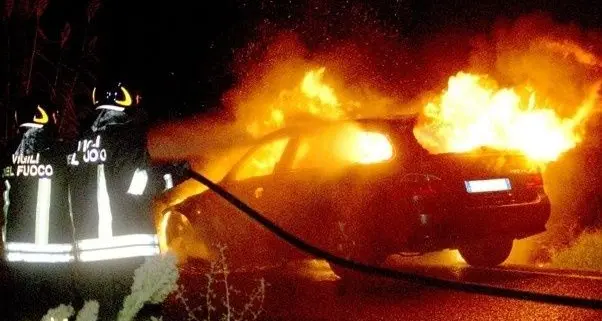 Ancora fiamme nella notte: quattro auto e uno scooter al rogo