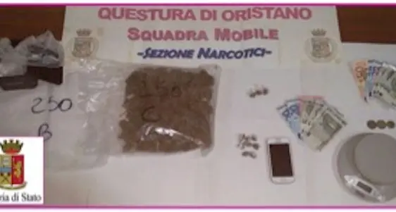 Spacciava droga davanti alle scuole: arrestato un giovane in flagranza di reato