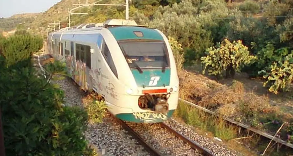 Lanciano pietre contro un treno in corsa: panico tra i passeggeri