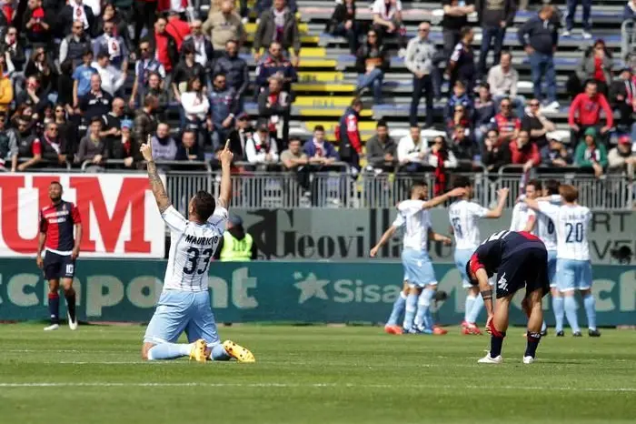 Lazio\\'s Mauricio (L) jubilates after his teammate Miroslav Klose scored the goal during the Italian Serie A soccer match Cagliari Calcio vs SS Lazio at Sant\\'Elia stadium in Cagliari, Sardinia island, Italy, 04 April 2015.\\nANSA/GIUSEPPE UNGARI