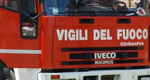 In fiamme una casa di campagna: 59enne intossicato dal fumo