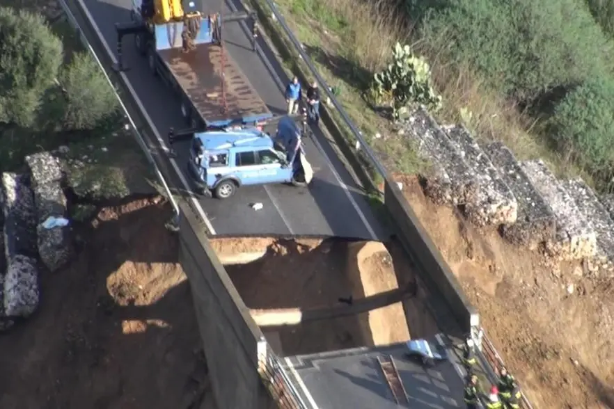 Nel fermo immagine tratto da un video diffuso dalla Questura di Nuoro una visione aerea del ponte crollato sulla provinciale Oliena-Dorgali, il 18 novembre 2013. Nel crollo e\\' morto un agente di Polizia, Luca Tanzi, 44 anni, finito fuori strada sull\\'auto di servizio su cui viaggiava con altri tre colleghi, rimasti feriti. L\\'auto stava scortando un\\'ambulanza. Nuoro, 19 novembre 2013. ANSA/ US POLIZIA DI STATO +++ NO SALES - EDITORIAL USE ONLY +++ 