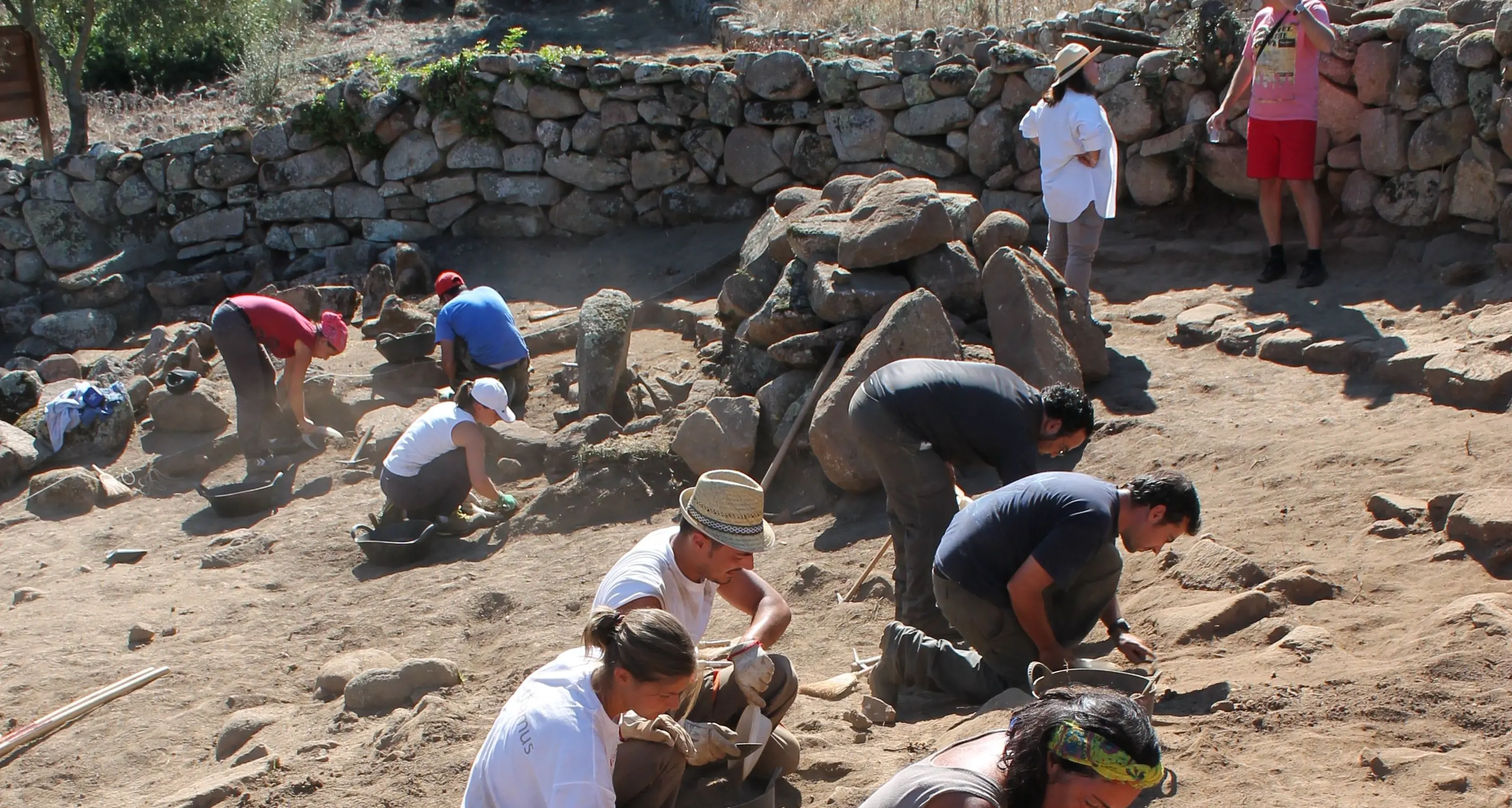 Teti. Scavi nel santuario nuragico. Nel villaggio di Abini i resti dei blocchi granitici di un teatro
