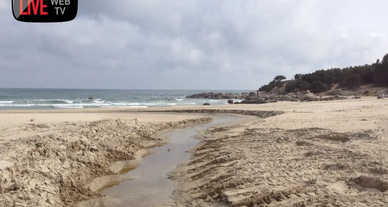 Ruspa nella spiaggia di Orrì: aperto un varco alla foce del fiume. La Capitaneria di porto avvia un'inchiesta