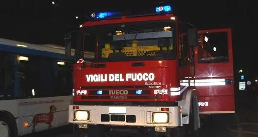 Incendiari in azione nella notte: 5 auto al rogo