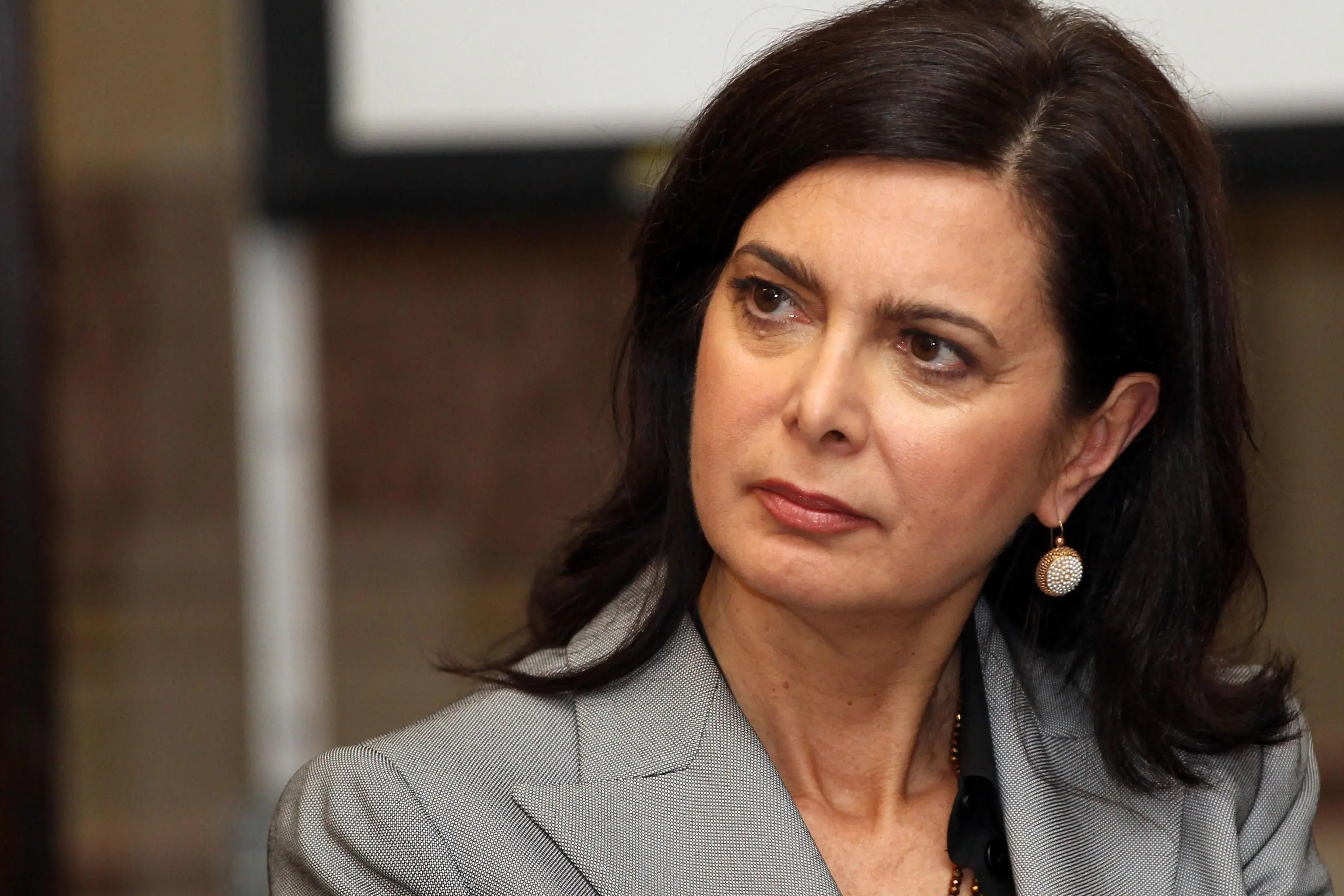 Il presidente della Camera dei Deputati Laura Boldrini in u\\'immagine del 20 Maggio 2013. \"Per ogni fabbrica che chiude e per ogni impresa che trasferisce la produzione all\\'estero, centinaia di famiglie precipitano nel disagio sociale e il nostro sistema economico diventa pi\\u00F9 povero e pi\\u00F9 debole nella competizione internazionale\".Lo scrive Laura Boldrini all\\'ad di Fiat,Marchionne parlando della crisi economica italiana.               ANSA/ELISABETTA BARACCHI