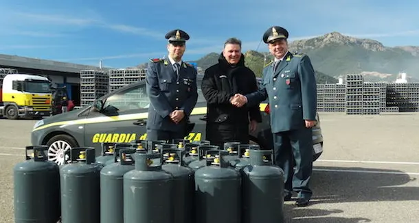 La Guardia di finanza dona alla caritas di Capoterra 280 kg di g.p.l. in bombole