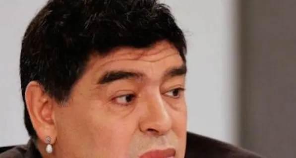 Maradona e il lifting esagerato che scatena il web