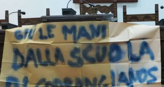 Bruciano le schede elettorali per manifestare contro i tagli nella scuola