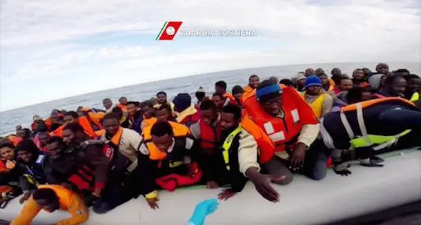 Si rovescia barcone carico di migranti nel canale Sicilia: 10 morti e 121 salvati