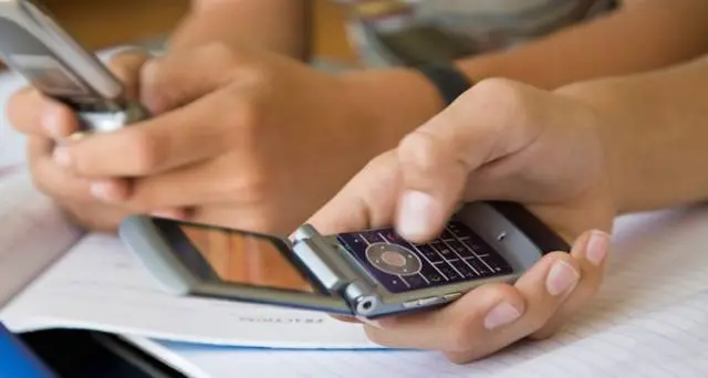 Studente aggredisce insegnante: non voleva consegnarle il cellulare con il quale stava giocando