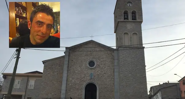 Il fratello a Marco: «Sei il numero uno». Folla commossa al funerale del giovane morto nell'incidente