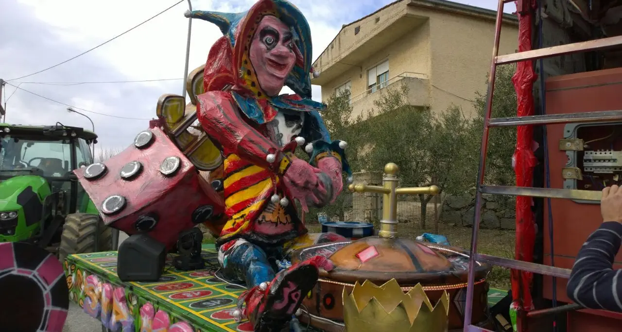 Carnevale all'insegna dei colori e dell'allegria. Grande successo per la sfilata dei carri allegorici