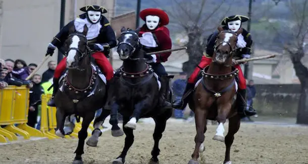 Per San Valentino il Carnevale a cavallo di Benetutti corre tra i colori dell'Isola