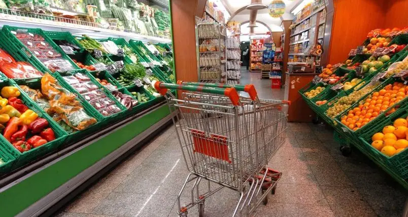 Frammenti di plastica nella carne macinata. Allarme nei supermercati Eurospin