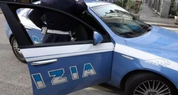 Nigeriana aggredita, derubata e insultata da due ragazzi di 15 e 16 anni. I giovani sono stati arrestati dalla Polizia