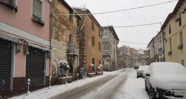 Abbondanti nevicate, le scuole rimangono chiuse