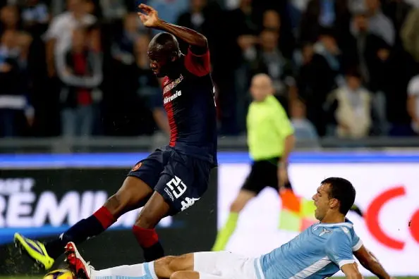 ROME, ITALY - OCTOBER 27: Diego Novaretti (R) of SS Lazio competes for the ball with Victor Ibarbo of Cagliari Calcio during the Serie A match between SS Lazio and Cagliari Calcio at Stadio Olimpico on October 27, 2013 in Rome, Italy.  (Photo by Paolo Bruno/Getty Images)