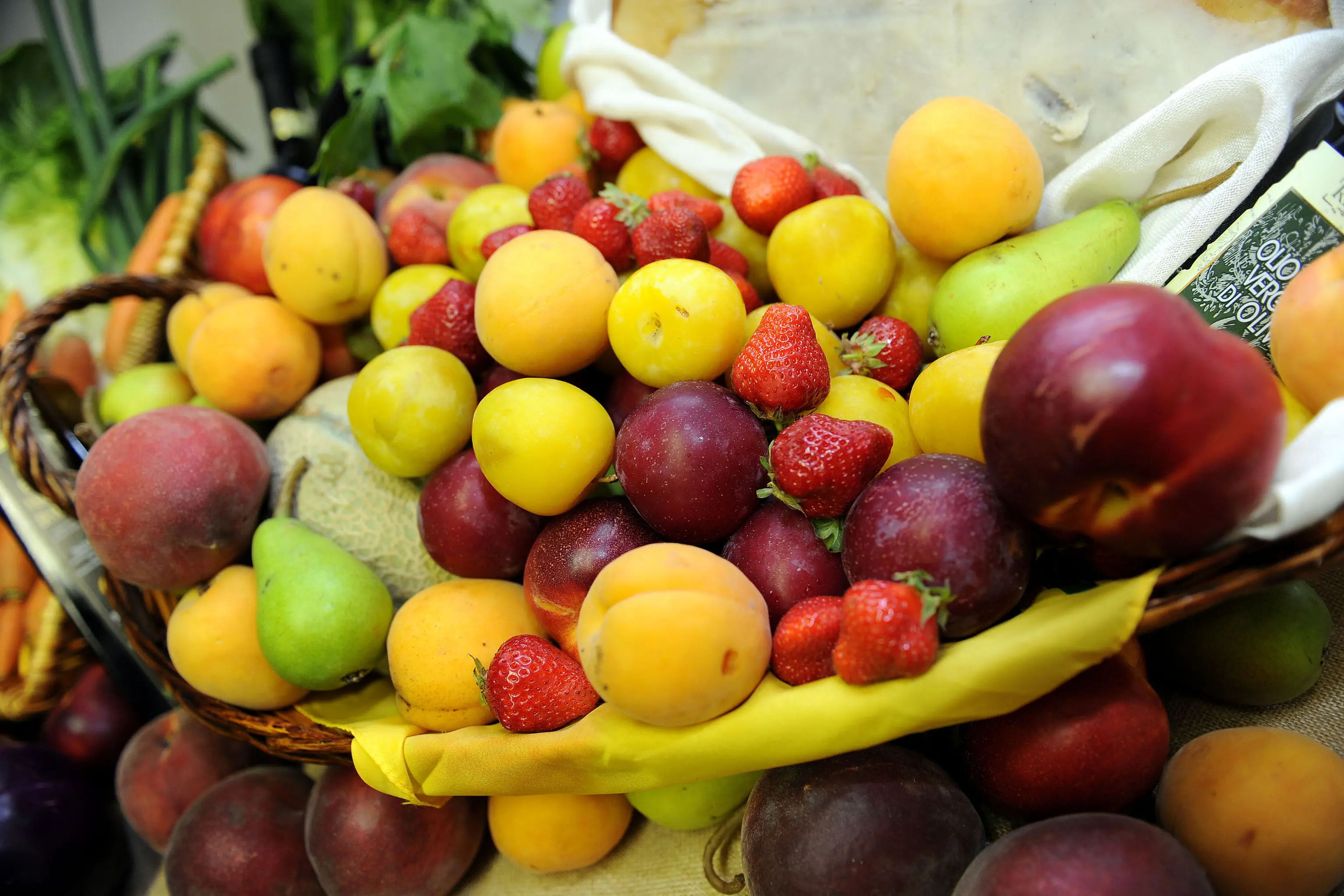 Un cesto di frutta fresca con fragole, pesche, albicocche, pere e prugne esposto oggi in occasione dell\\'assemblea di Coldiretti, al Palalottomatica dell\\'EUR a Roma  ANSA/CLAUDIO ONORATI/on