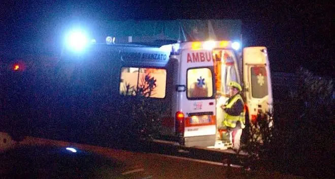 Auto investe due ragazzini, uno di loro è in gravi condizioni