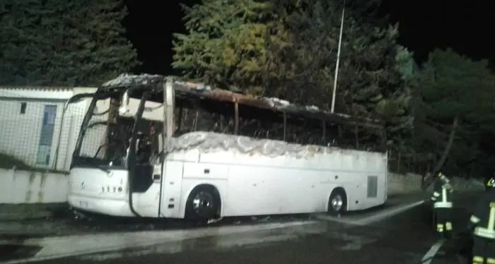 Attentato incendiario nella notte: distrutto a Nuoro un pullman da turismo di un imprenditore originario di Oliena