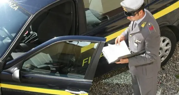 Finanzieri aggrediti con un punteruolo durante i controlli a un'attività cinese