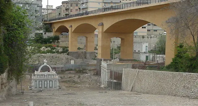 Ventenne si lancia dal Ponte Rosello e si salva grazie a un albero