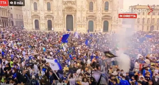 Inter scudetto, 30mila persone in piazza: a Milano si può