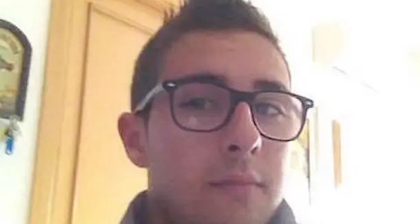 Ventenne morto nel sonno, eseguita l'autopsia: il giovane sarebbe stato soffocato forse per un rigurgito