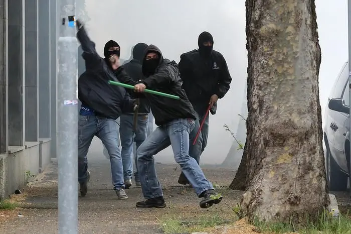 Scontri tra tifosi e polizia all\\'arrivo dei supporters del Verona nella partita del campionato di serie A allo Stadio Atleti Azzurri d\\'Italia di Bergamo, oggi 19 aprile 2014. \\nANSA/PAOLO MAGNI