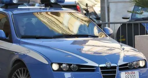 Rubano confezioni di tendaggi, arrestati due giovani