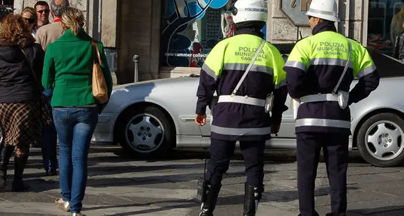 Ambulante senegalese aggredisce vigile urbano e viene bloccato da due caporali dell'Esercito