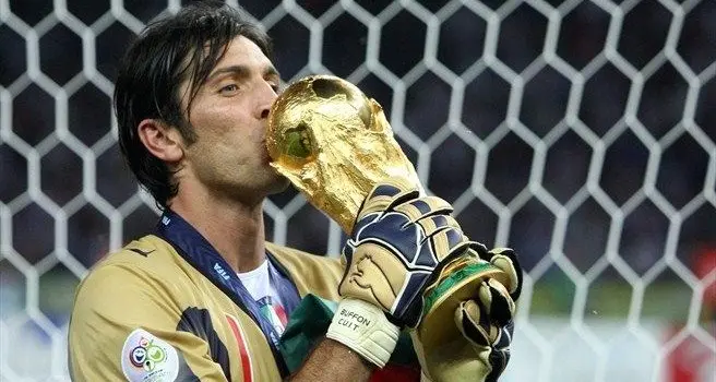 Buffon: \"Voglio essere il primo a giocare sei Mondiali\"