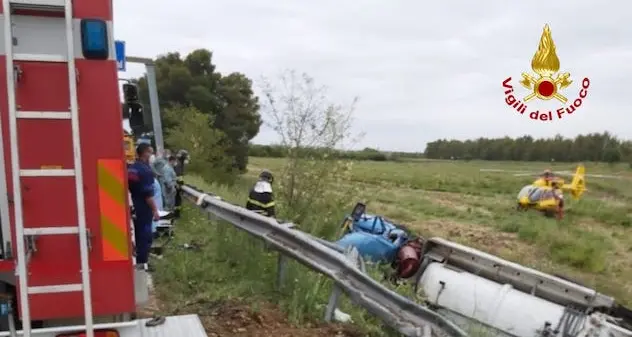 Siliqua. Autocisterna esce fuori strada sulla Statale 130