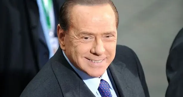 Non ha soldi per le bollette: Berlusconi regala a una 89enne 20mila euro