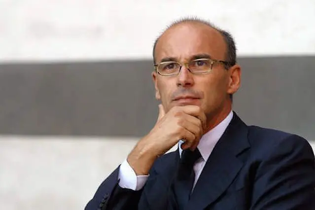 Roma, 13 feb. (Apcom) - La Corte Costituzionale ha dichiarato\\r\\nl\\'illegittimit\\u2021 costituzionale di alcuni punti della legge della\\r\\nRegione Sardegna del 2006 che istituiva le cosiddette tasse sul\\r\\nlusso. In particolare, la Consulta ha bocciato l\\'imposta\\r\\nregionale sulle plusvalenze delle seconde case ad uso turistico,\\r\\nprevista dall\\'articolo 2 della legge regionale n.4/2006, sia nel\\r\\ntesto previgente che in quello attualmente in vigore, nonch\\u00C8\\r\\nl\\'imposta sulle seconde case ad uso turistico, prevista\\r\\ndall\\'articolo 3 della stessa legge. Lo rende noto un comunicato\\r\\ndella Consulta. \\r\\n\\r\\nDal palazzo della Regione Sardegna, per il momento, la linea scelta \\u00CB quella del silenzio. \\r\\n\\r\\nIl presidente ella Regione Renato Soru e il suo staff attendono\\r\\ndi conoscere il provvedimento integrale ufficiale della Corte\\r\\nCostituzionale, per capire come poter agire ed eventualmente\\r\\nmodificare la tassa introdotta anche nella legge Finanziaria\\r\\nregionale del 2008. La Corte dopo l\\'impugnazione del Consiglio\\r\\ndei ministri ha cassato le leggi finanziarie regionali del 2006 e del 2007 nella parte in cui venivano passate le plusvalenze sulle compravendite immobiliari e le tasse sulle seconde case.\\r\\n\\r\\n\\tRelativamente alla tassa sui voli charter che costituiscono la maggioranza di quelli che arrivano in Sardegna nella stagione\\r\\nestiva la Corte ha rinviato il giudizio alla Corte di Giustizia\\r\\neuropea dell\\'Aia. E\\' stata ritenuta legittima invece la tassa di\\r\\nsoggiorno.\\r\\n